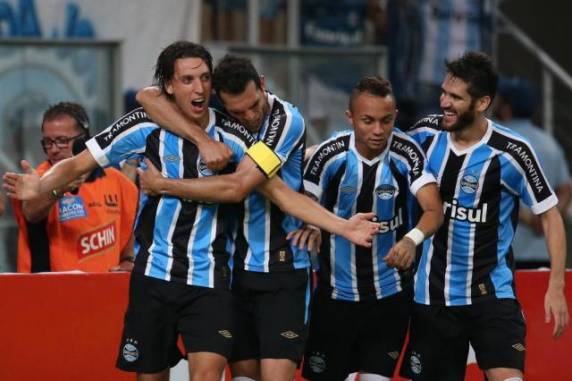 Time de Felipão teve três bolas na trave no segundo tempo  uma delas, o pênalti desperdiçado por Douglas