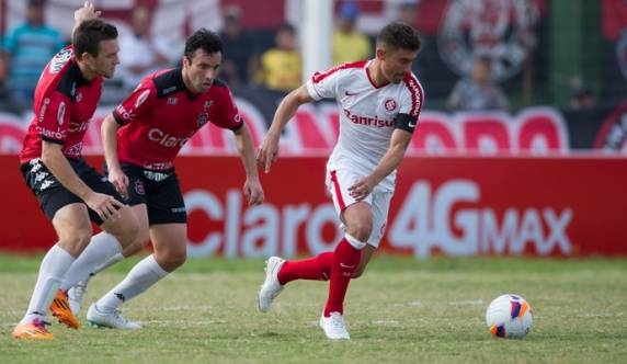 Rafael Moura abriu o placar no primeiro tempo, e Rafael 

Forster igualou de pênalti no segundo. No intervalo, torcedores se envolveram em confusão nas arquibancadas