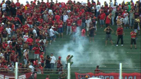 Rafael Moura abriu o placar no primeiro tempo, e Rafael 

Forster igualou de pênalti no segundo. No intervalo, torcedores se envolveram em confusão nas arquibancadas