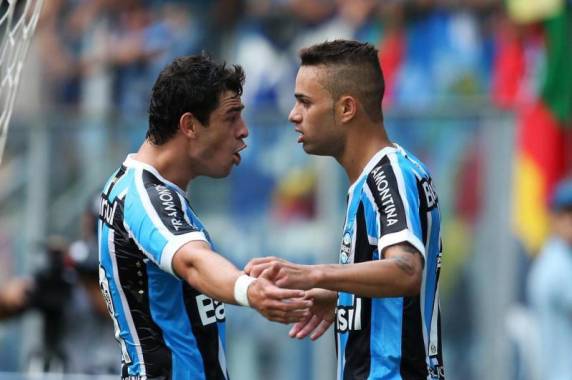 Luan e 

Geromel marcaram os gols da classificação gremista