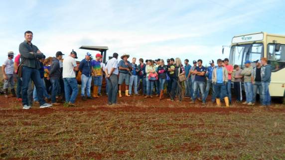 Acadêmicos puderam compreender que o manejo inadequado dos sistemas produtivos e a não consideração de seus limites pode colocar a sobrevivência das famílias em risco