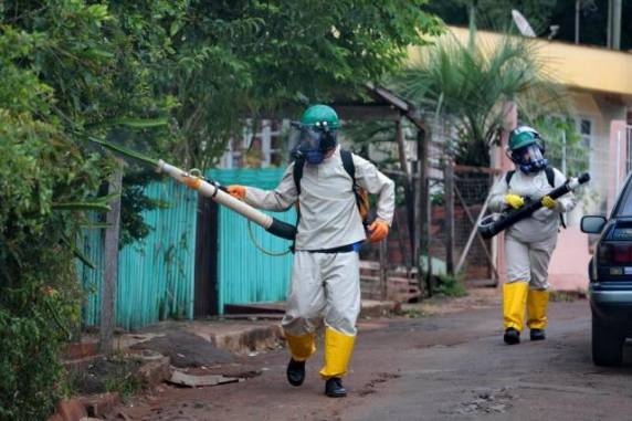 Comércio fecha em mais turnos e moradores evitam até passeios em região que vive proliferação do mosquito