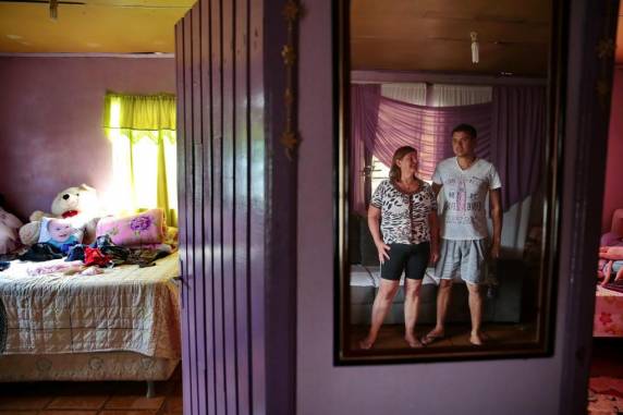 Comércio fecha em mais turnos e moradores evitam até passeios em região que vive proliferação do mosquito