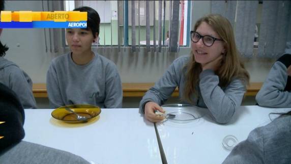 Direção diz que há 

apenas uma funcionária para cozinhar e limpar o local