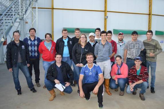 Objetivo foi o de conhecer os manejos adotados 

em pomares comerciais de maçãs e uva e o tratamento pós-colheita que é realizado nos frutos