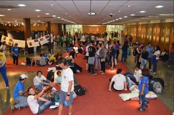 Segundo o Sinte-SC, 78 pessoas ocupam o saguão da 

Assembleia