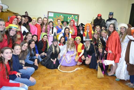 Caracterizadas de acordo com personagens das obras escolhidas, acadêmicas contaram histórias em 

locais como escolas, praças e a APAE