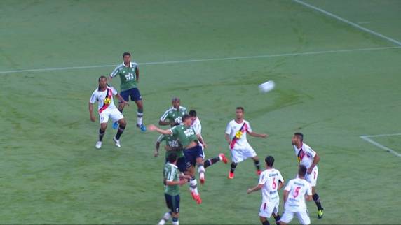 Aos 43 minutos, meia reserva acerta lindo chute de fora da área e, ao superar o goleiro 

Oliveira, de grande atuação, garante vitória tricolor na estreia no Brasileirão