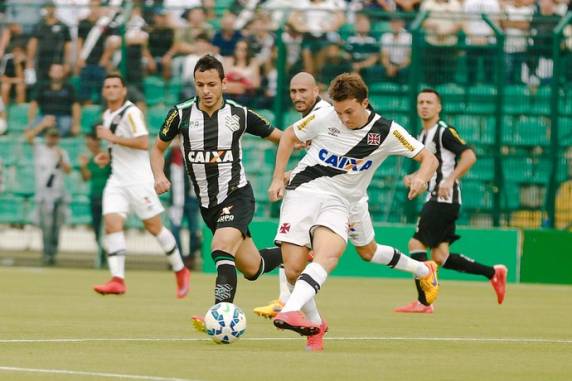 Goleiros são os destaques no empate sem gol, na manhã deste domingo, no 

Estádio Orlando Scarpelli, em Florianópolis. Equipes seguem sem vencer no Brasileirão