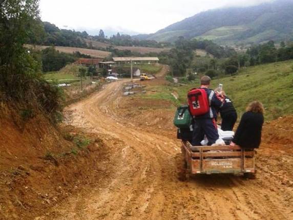 Carro do Samu não conseguiu passar por estrada em obras