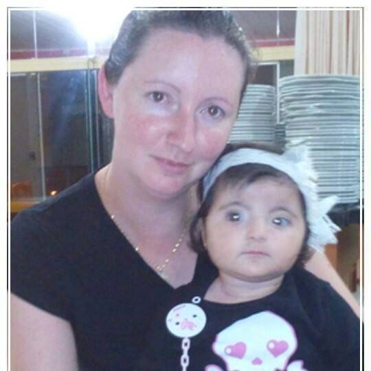 A menina sofre de uma doença rara e precisa consumir leite anti-refluxo