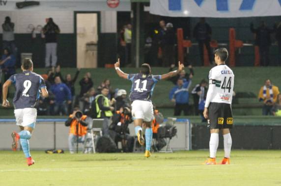 Com gol relâmpago, Avaí vence o Coritiba no Estádio Couto Pereira