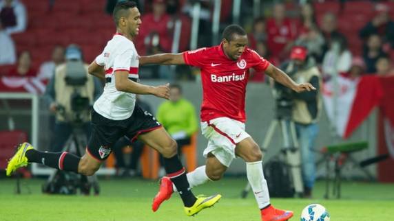 Goleiro faz duas ótimas defesas na etapa final e 

impede o Colorado, que começa com apenas cinco titulares, de vencer no Beira-Rio; Tricolor tem chances, mas erra demais