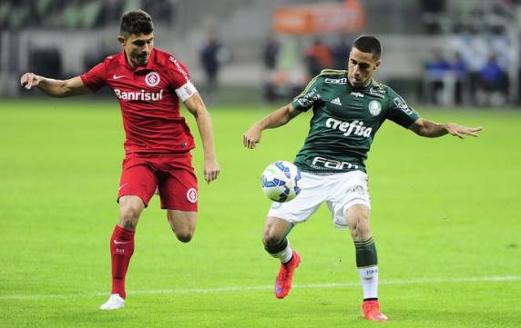 Em arena lotada, time de Oswaldo de Oliveira fica no 1 a 1 com o Colorado depois de 

criar chances e marcar com Vitor Hugo. He-Man, com estrela, deixa sua marca