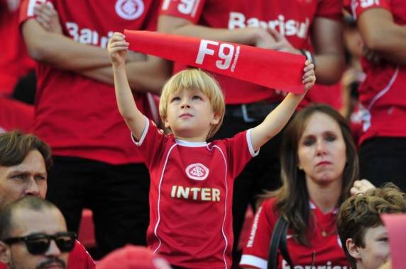 Vitinho e Nilmar marcaram neste 7 de junho em que completa um ano da morte do ídolo colorado