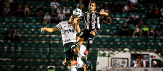 Figueirense vence nos erros do Palmeiras e deixa a zona da degola