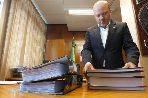 Marlon Santos (PDT) foi denunciado por exigir salários de servidores