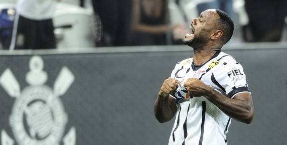 Atacante muda o panorama da partida, participando dos principais lances de perigo dos paulistas; 

Colorado tem apenas lampejos e não segura pressão