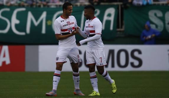 Volante solta bomba de longe para garantir 1 a 0 sobre a Chapecoense e colocar 

o São Paulo na ponta do Brasileirão. Equipe da casa perde 100% na Arena Condá