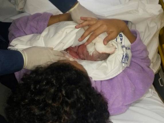 Mulher entrou em trabalho de parto a caminho do hospital nesta segunda