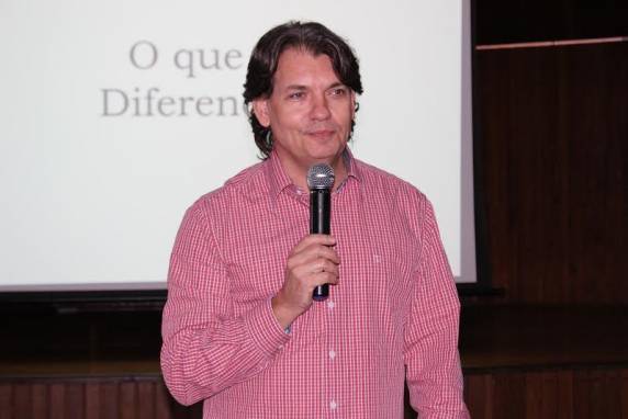 Palestrante Julio Cesar Walz desafiou professores, 

orientadores e supervisores educacionais a uma nova postura na arte de cuidar