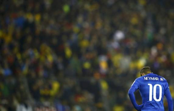 De camisa azul num estádio lotado de colombianos, Seleção tem atuação ruim, vê seu capitão ser expulso, 

perde gol incrível com Firmino e define vaga contra Venezuela