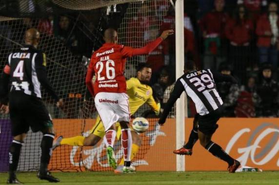 Time de Diego Aguirre não conseguiu os três pontos no Orlando Scarpelli e ainda não venceu longe do Beira-Rio no Brasileirão