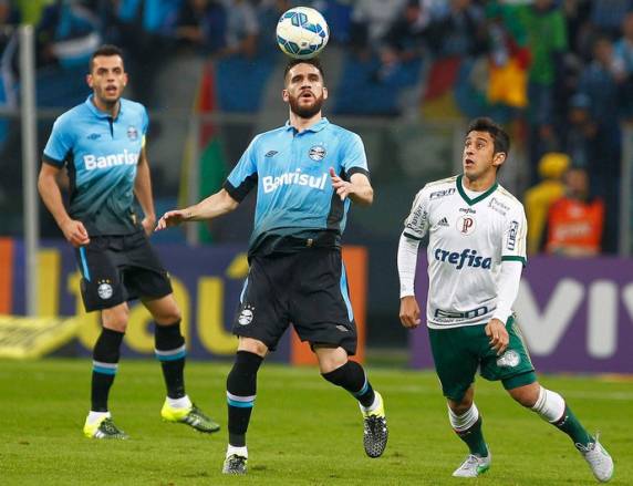 Gaúchos mantêm ascensão no Brasileiro e assumem quinta posição na 

tabela; revés na estreia do técnico Marcelo Oliveira deixa Verdão a dois pontos do rebaixamento