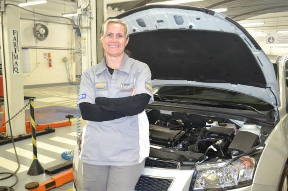 Luciana da Rocha fez o Curso Técnico em Manutenção Automotiva na SETREM e é a única mulher que trabalha na mecânica da Nicola em Santa Rosa