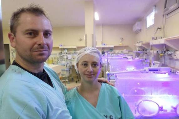 Bebês estão na CTI, onde devem ficar até ganhar peso. Equipe de 10 médicos fez o parto de risco