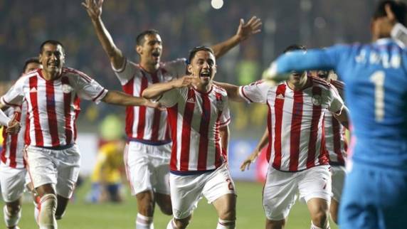 Seleção começa bem, abre o placar, permite o empate em vacilo de Thiago Silva e é eliminada da Copa América nos pênaltis assim como em 2011