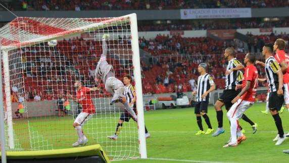 Meia entra no segundo tempo, anota gol decisivo em cobrança de falta surpreendente e devolve tranquilidade aos gaúchos enquanto 

paulistas se aproximam do Z-4
