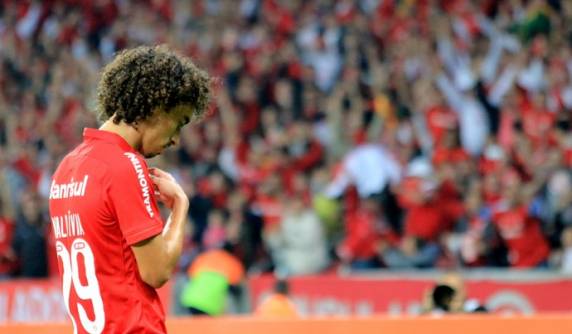 Meia entra no segundo tempo, anota gol decisivo em cobrança de falta surpreendente e devolve tranquilidade aos gaúchos enquanto 

paulistas se aproximam do Z-4