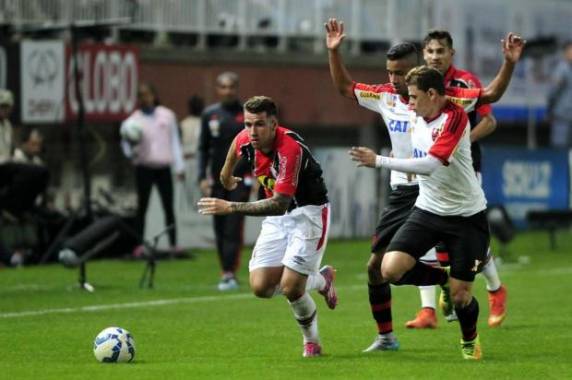 Na pior partida sob o comando de Adilson Batista, Tricolor é derrotado em casa