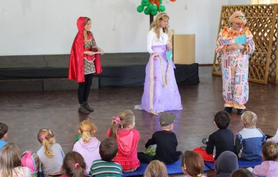 Fantasiadas, acadêmicas encantaram os pequeninos interpretando contos infantis e promovendo 

brincadeiras