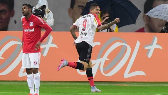 Peruano faz gol - em lance irregular - e dá passe para Everton 

definir a partida; Rubro-Negro volta a triunfar no Rio Grande do Sul em Brasileiros após 13 anos