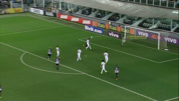 Alvinegro catarinense foi envolvido pelo 

Peixe e foi derrotado por 3x0