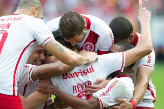 Réver e Vitinho marcaram os gols do 2 a 0 em Santa Catarina