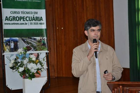 Evento em parceria com Sicredi e Cotrimaio foi realizado no 

Auditório do Campus da Instituição na tarde de sexta-feira, 10
