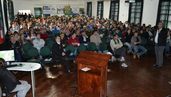 Evento em parceria com Sicredi e Cotrimaio foi realizado no 

Auditório do Campus da Instituição na tarde de sexta-feira, 10