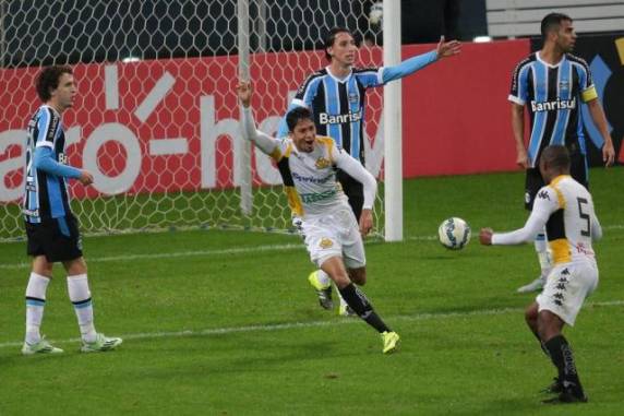 Time catarinense venceu por 1 a 0, com gol contra de Pedro Rocha