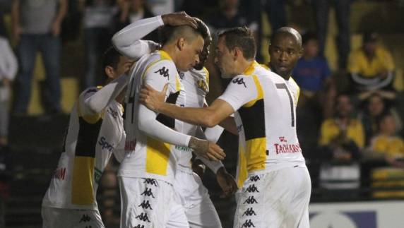 Em jogo muito movimentado e com gols polêmicos para os dois lados, catarinenses vencem em casa e somam três 

pontos na classificação; baianos seguem no G-4