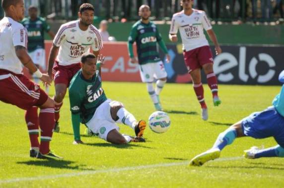 Bruno Rangel abriu o placar e confirmou a vitória aos 44 do segundo tempo