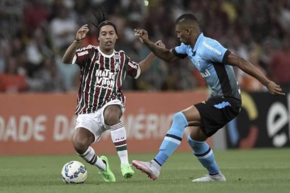 Tricolor atuou quase todo o segundo tempo sem Walace, expulso aos cinco minutos