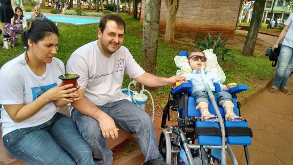 Pais lutam na Justiça por 

um home care para levar o filho para casa