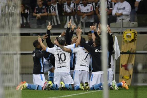 Douglas e Luan marcaram dois belos gols na vitória por 2 a 0