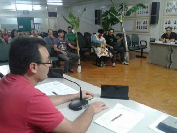 A sessão aconteceu na noite desta segunda-feira (17)