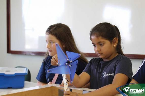 Turma do 3º ano do Ensino Fundamental fez descrições e comparações entre tipos de geradores de cataventos