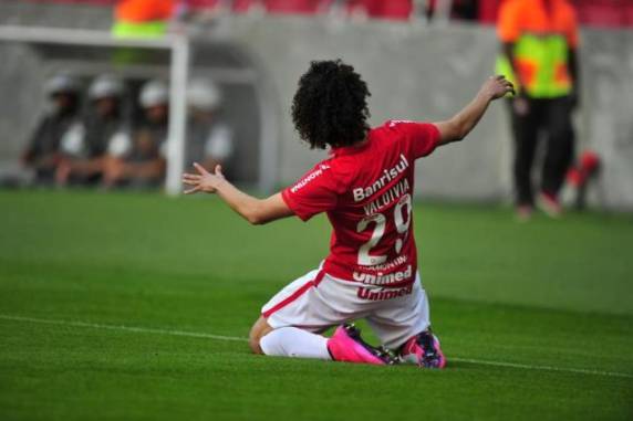 Valdívia e Paulão fizeram os gols da vitória colorada