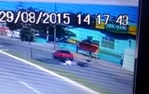 Motorista do carro não parou para prestar socorro às vítimas do acidente ocorrido na Avenida Walter Jobim no sábado